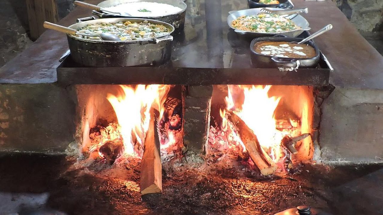 Almoço caseiro servido ao lado do fogão a lenha